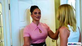 Аферистка s malim sisama teen pretvara сбежавшей падчерицей милфы s velikim sisama i otkriva da je njezin волосатую pussy вылизывает joj maćeha