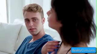 Viz tento cutie dospívající brunetka sání obrovský péro a jak se její píča prsty hluboko