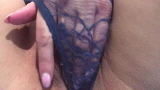 הכוס שלה צריכה זין בפנים. תקריב.