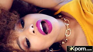 גדול התחת בייב שחור קופץ על זין