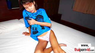 רזה ברונטית חובבנית אסיאתית bargirl רכיבה על אירופה זין