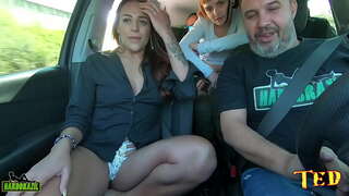 Carro cheio e Marsha Love fica nua no tr&amp;acirc;nsito