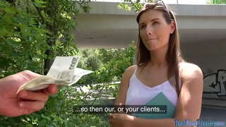 Cinsi parkda ilk şəxs cute avropa любительницей