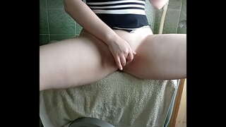 בחורה עם תחת גדול מקבלת אורגזמה על מכונת כביסה, ויברטור