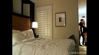 Гарм Ҷинсӣ Дар утоқи меҳмонхона Бо Грудастой Зани