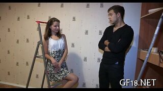 En pojke sitter och stirrar