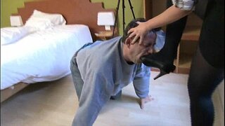 Metresi erkek kölelerini yüksek topuklu ayakkabılarını yalamaya zorluyor