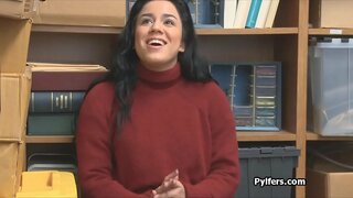 Փարթամ լատինաամերիկյան воровку բռնել եւ трахнул հեշտասեր հսկիչը