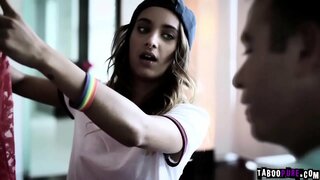 Čad hoja v familys house prisoten v roki Sluha, ga vnesite