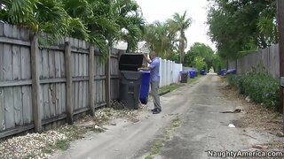 אליסה לין מזיין אותה חבר של הבן בחוץ