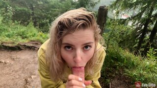 Søt jente tar det dypt i hennes munn under regn - Eva Elfie Søt jente tar det dypt i hennes munn under regn - Eva Elfie