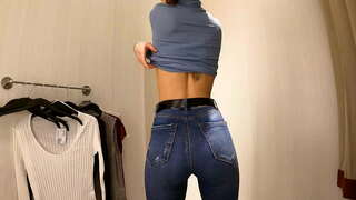 WOW! Kotiro wera ki tits iti, kauaka t-hāte me blouses i roto i te iwi whānui rūma 4K 60Fps