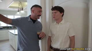 Petite Eebenpuu Chanel Skye Ei Anaaliseksiä Isot Mulkut Valkoinen