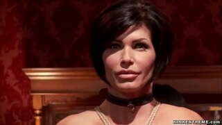 Apdullināšanu lielās krūtis blonde MILF Cherie Deville sūkā lielu locekli un pēc tam izdrāž viņu, kamēr brunete MILF Shay Fox koplietošanas viņu un nepieredzējis Augšējā Stāvā puse